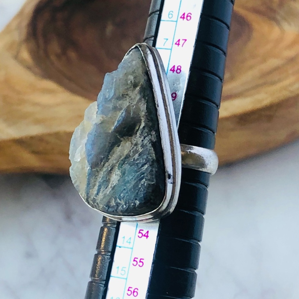 Silver Labradorite Statement Ring - Picture 6 of 10
